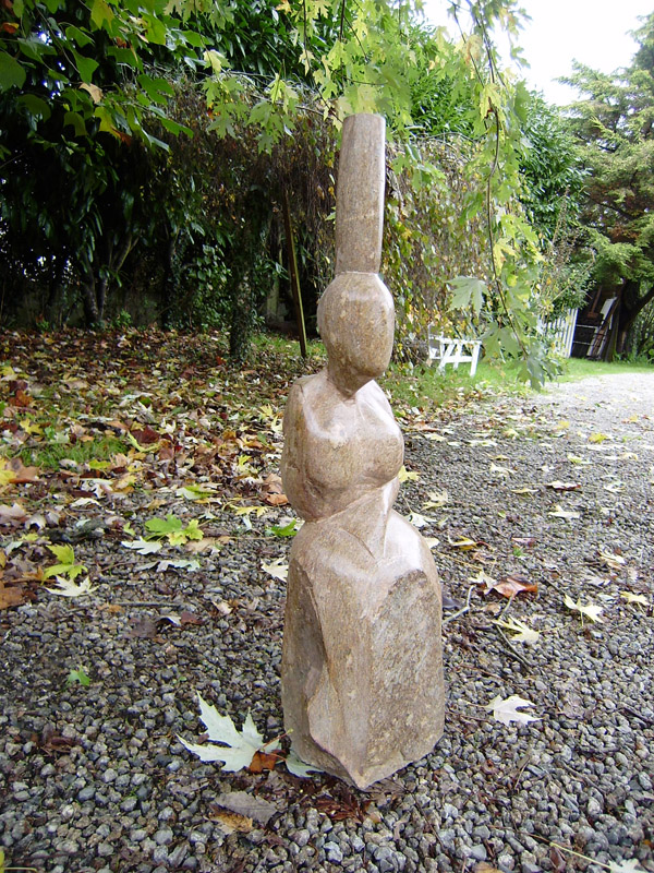 Les statues de bigoudenes de l atelier lithique de Concarneau