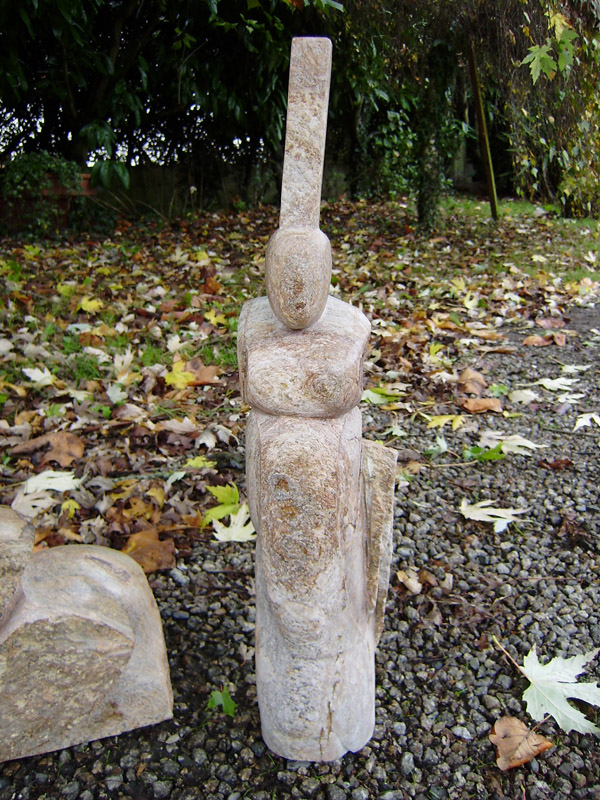 Les statues de bigoudenes de l atelier lithique de Concarneau