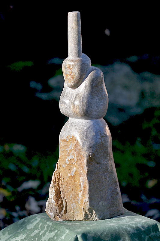 Les statues de bigoudenes de l atelier lithique de Concarneau