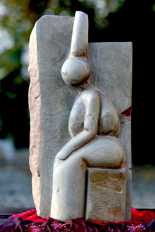 Les statues de bigoudenes de l atelier lithique de Concarneau